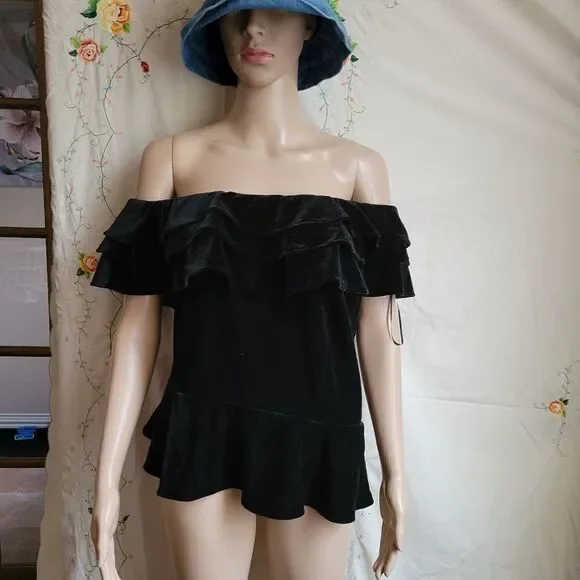 AQUA off the shoulder black velvet top. - Picture 9 of 10